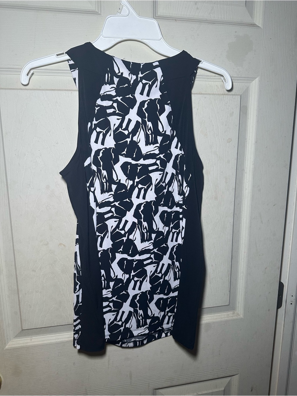Worthington Black and White Abstract Sleeveless Top